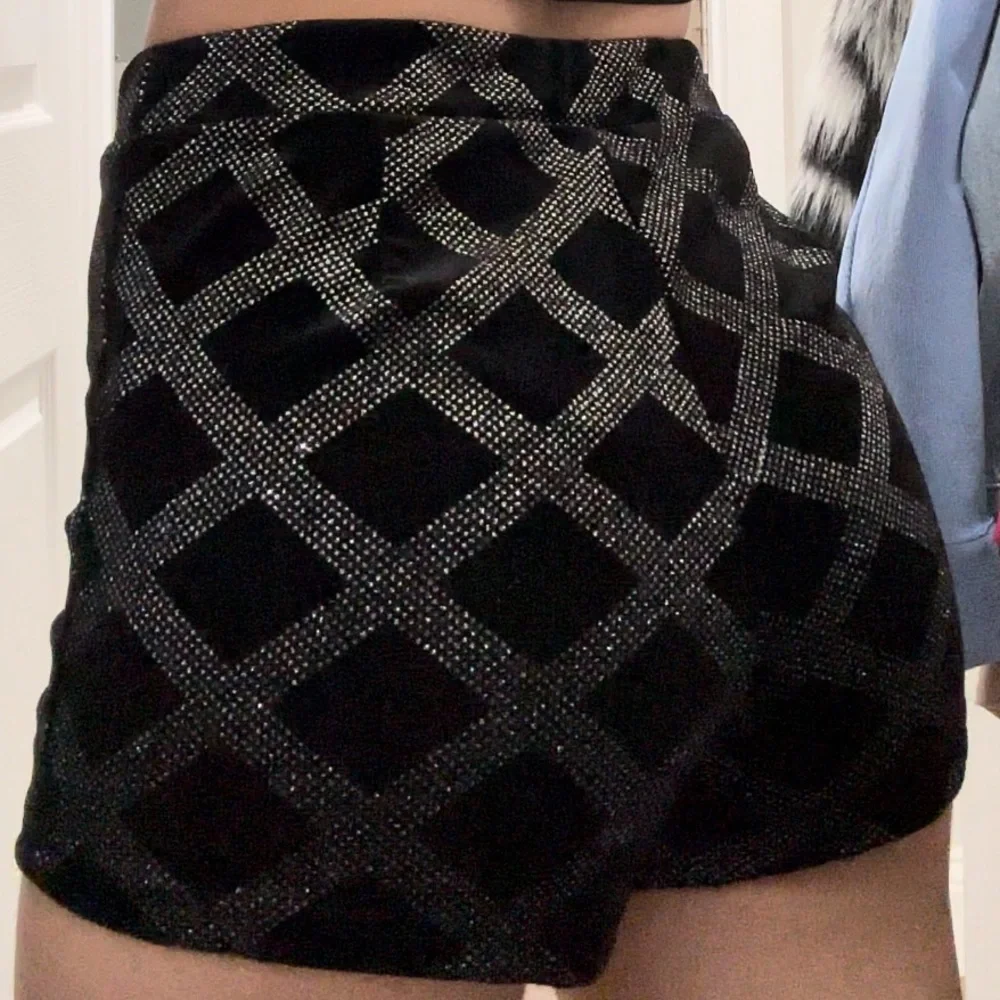 SHORTS - Picture 2 of 2